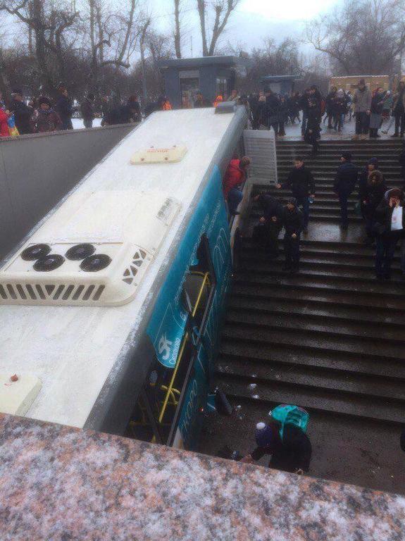 В Москве автобус въехал в толпу людей в переходе! Есть жертвы...