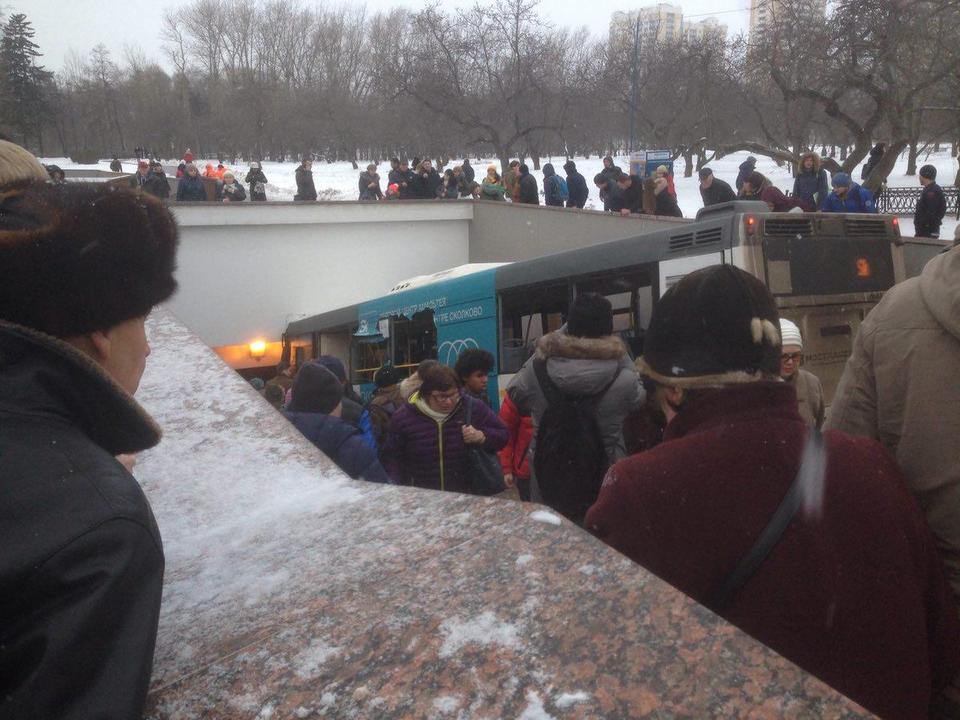 В Москве автобус въехал в толпу людей в переходе! Есть жертвы...