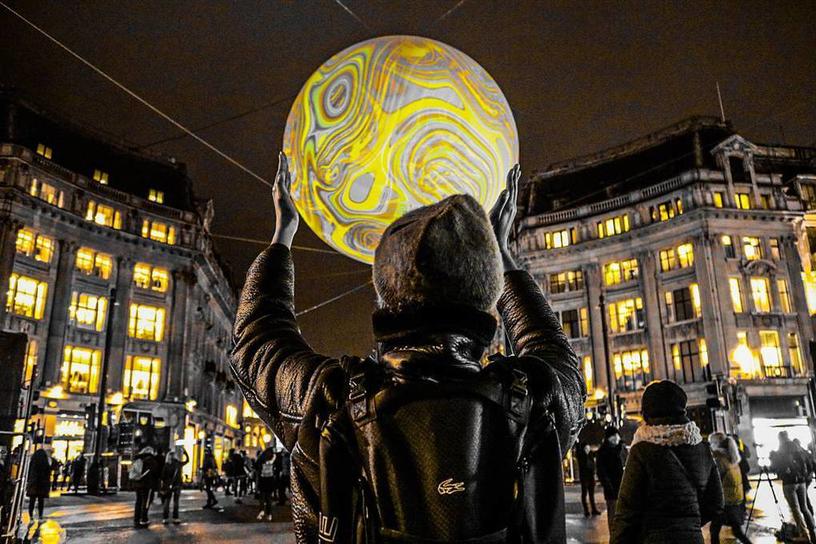 В Лондоне прошёл ежегодный ночной фестиваль светового искусства. Его посетители поделились прекрасными снимками и показали, как там было круто