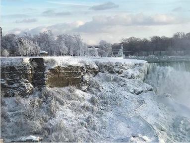 Ниагарский водопад почти замерз. Это ужасно красиво!