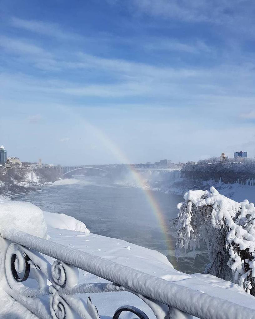 Туристы поделились необычными снимками Ниагарского водопада, который замёрз из-за аномальных морозов