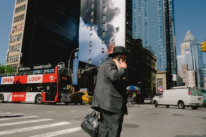 Фотограф на протяжении 10 лет гулял по улицам города с целью поймать необычные кадры. И собрал целую коллекцию удивительных совпадений, которая принесла ему несколько престижных наград