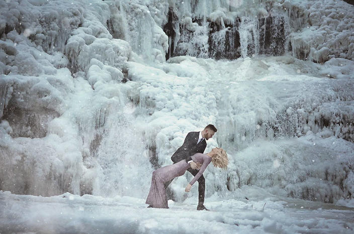 Ради свадебных фото они выдержали лютый холод на замерзшем водопаде. И оно того стоило!