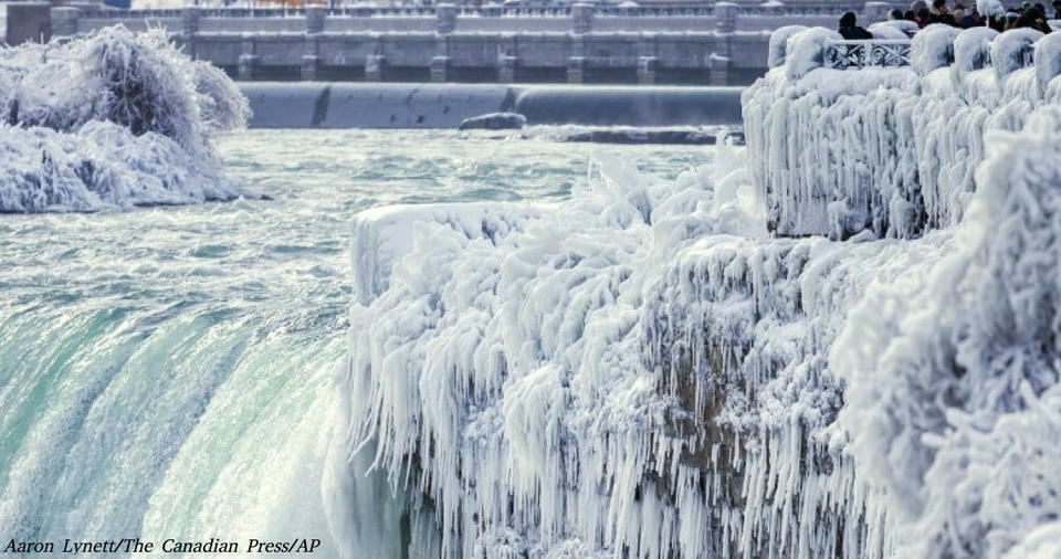 Ниагарский водопад почти замерз. Это ужасно красиво!