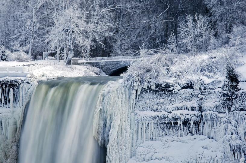 Туристы поделились необычными снимками Ниагарского водопада, который замёрз из-за аномальных морозов