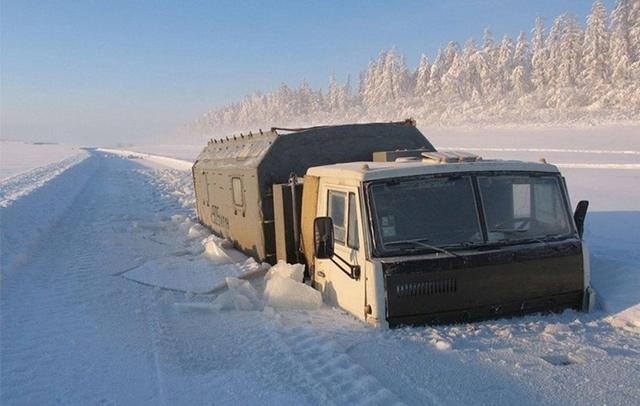 В Якутии -62 и трескаются градусники! Но это не мешает детям ходить в школу