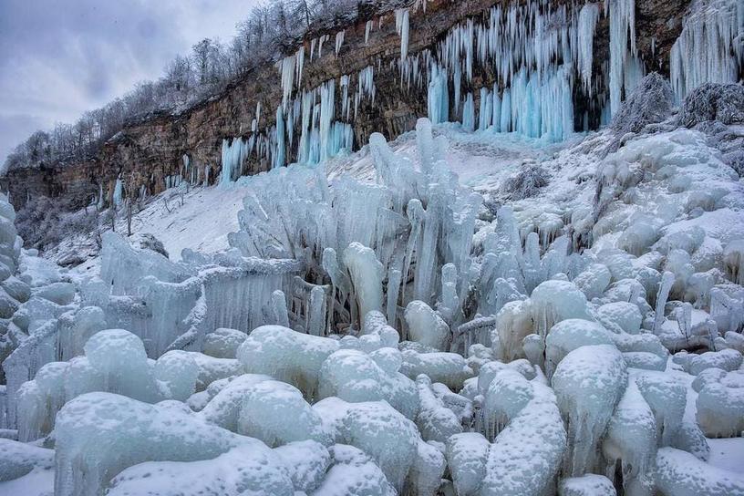 Туристы поделились необычными снимками Ниагарского водопада, который замёрз из-за аномальных морозов