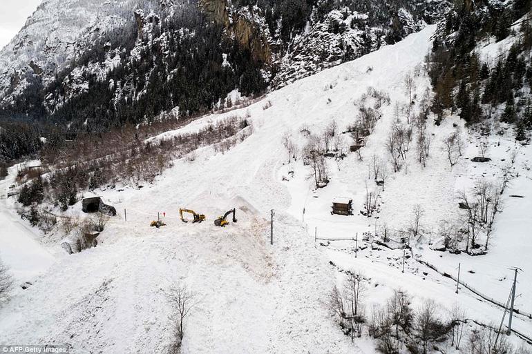 Во Франции дорогу завалило 10-метровым слоем снега. Вот что они сделали