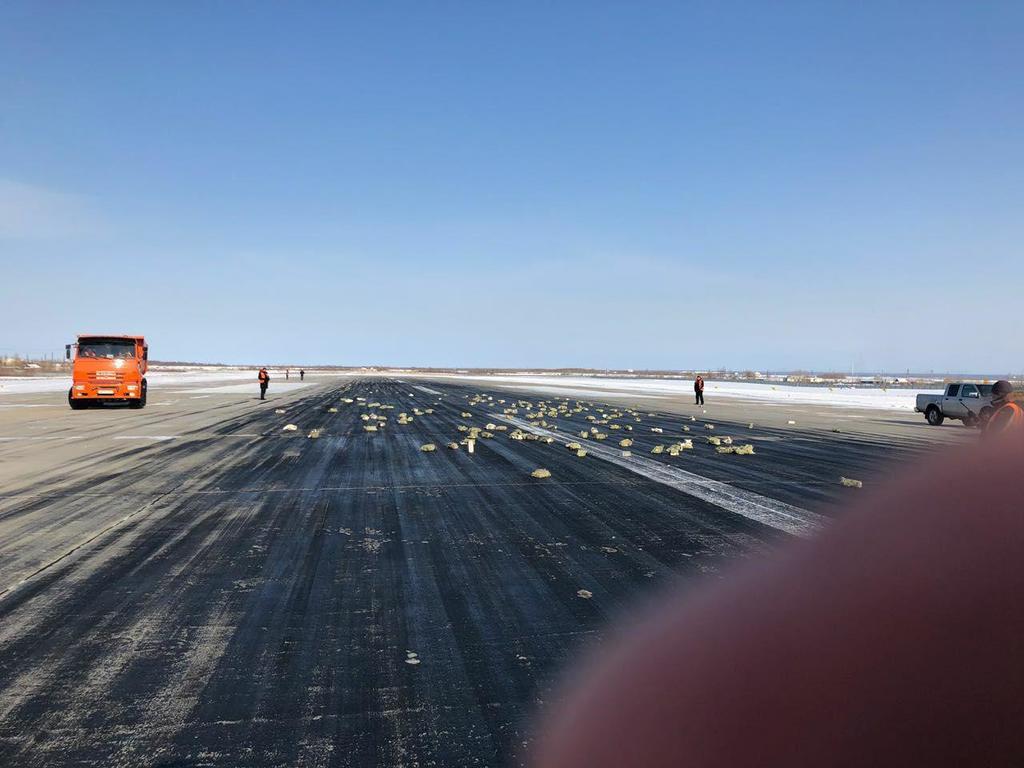 В Якутии из самолёта выпало 9 тонн золота. Скорее всего, кто-то просто перепил... 