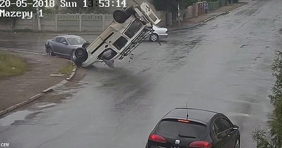 Невероятный момент на видео: водитель вылетает из машины и остается жив!.. ПДД по украински.