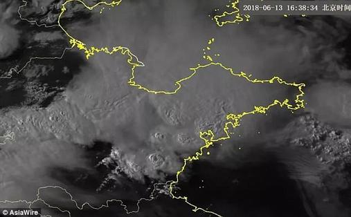 В Китае с неба на людей падали осьминоги, рыбы и другие морские деликатесы Ничего себе!