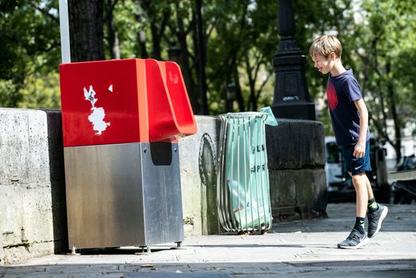 В Париже поставили полностью открытые писсуары для туристов! Жители в шоке... Реакция на них довольно неоднозначная.