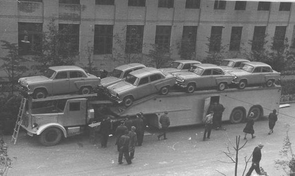 Как развозили мечту: История советских автовозов в фотографиях того времени Фоторепортаж из ушедшей эпохи.