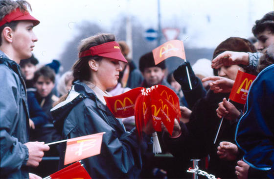 Первый McDonald's в Москве открылся в 1990 году. 27 фото о том, насколько безумно это было Только взгляните.