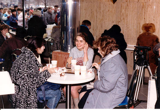 Первый McDonald's в Москве открылся в 1990 году. 27 фото о том, насколько безумно это было Только взгляните.