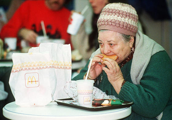 Первый McDonald's в Москве открылся в 1990 году. 27 фото о том, насколько безумно это было Только взгляните.