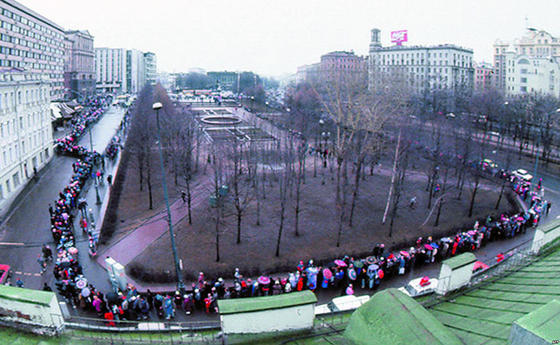 Первый McDonald's в Москве открылся в 1990 году. 27 фото о том, насколько безумно это было Только взгляните.