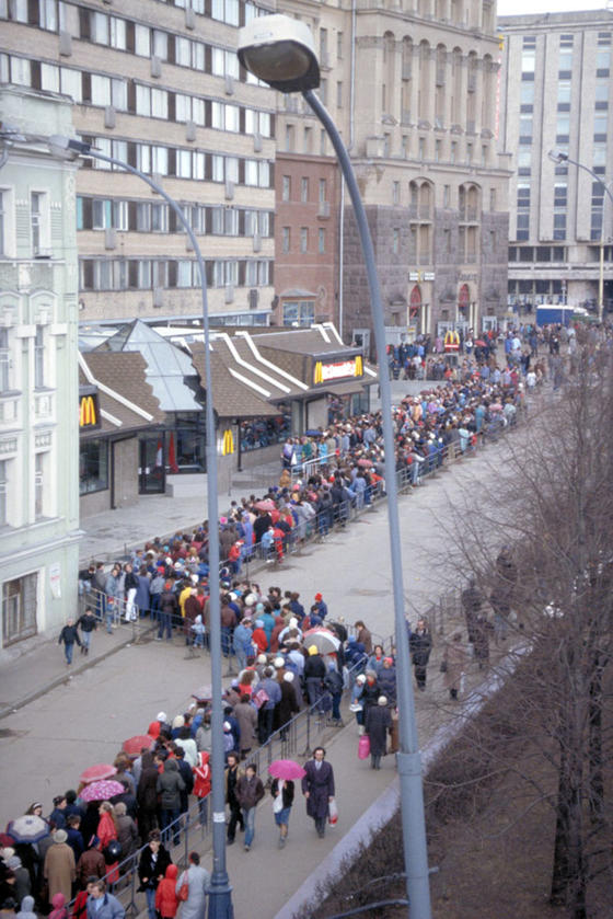 Первый McDonald's в Москве открылся в 1990 году. 27 фото о том, насколько безумно это было Только взгляните.