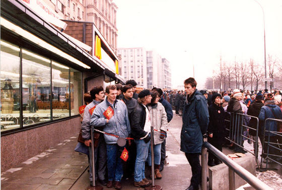 Первый McDonald's в Москве открылся в 1990 году. 27 фото о том, насколько безумно это было Только взгляните.