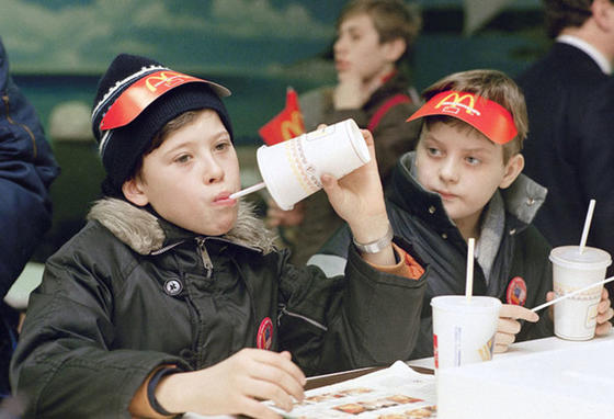 Первый McDonald's в Москве открылся в 1990 году. 27 фото о том, насколько безумно это было Только взгляните.