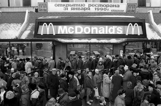 Первый McDonald's в Москве открылся в 1990 году. 27 фото о том, насколько безумно это было Только взгляните.