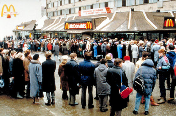 Первый McDonald's в Москве открылся в 1990 году. 27 фото о том, насколько безумно это было Только взгляните.