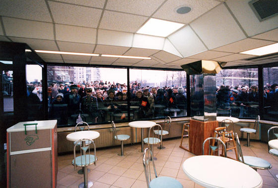 Первый McDonald's в Москве открылся в 1990 году. 27 фото о том, насколько безумно это было Только взгляните.