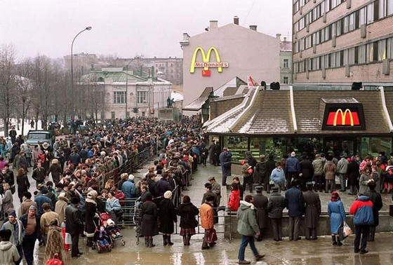 Первый McDonald's в Москве открылся в 1990 году. 27 фото о том, насколько безумно это было Только взгляните.