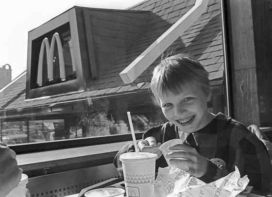 Первый McDonald's в Москве открылся в 1990 году. 27 фото о том, насколько безумно это было Только взгляните.