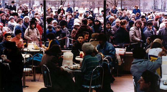 Первый McDonald's в Москве открылся в 1990 году. 27 фото о том, насколько безумно это было Только взгляните.