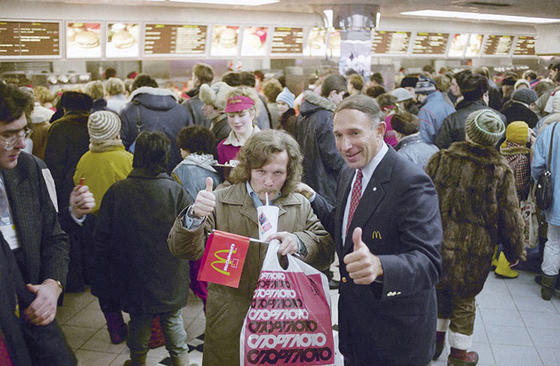 Первый McDonald's в Москве открылся в 1990 году. 27 фото о том, насколько безумно это было Только взгляните.