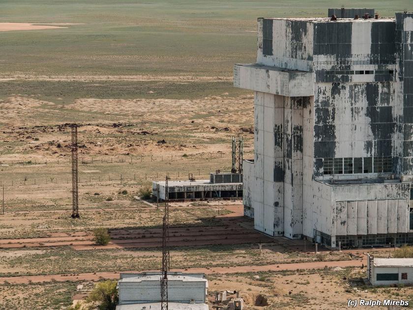 Я путешествовал по Казахстану — и случайно нашёл заброшенный ангар космических кораблей Усыпальница советской космической программы.