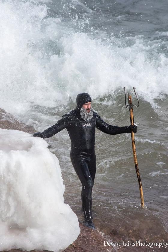 Фотограф заснял серферов, выныривающих из воды, которая холоднее льда