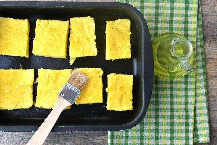 Интересный салат из поленты со сладкой кукурузой, запеченным перцем и помидорами