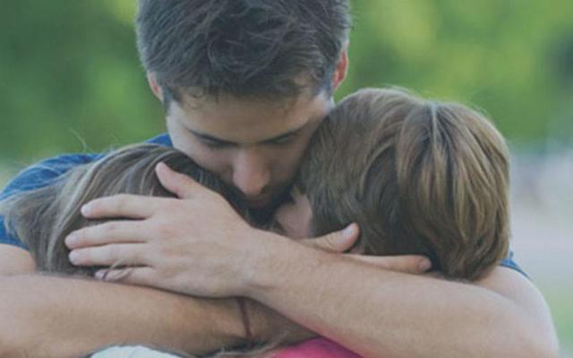 Я услышала плачь в подъезде, там сидела сероглазая девочка и плакала. Набрала ее отцу, а он оказался моим бывшим мужем. Так и получилось, что с тех пор мы вместе