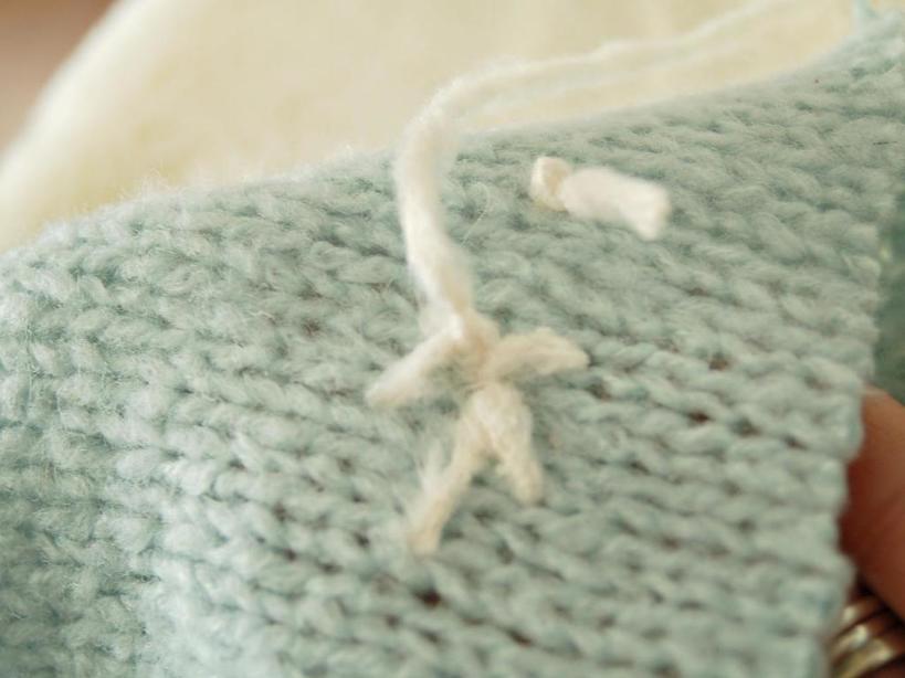 Как сделать носки для новогодних подарков из обычного старого свитера: их даже не придется вязать