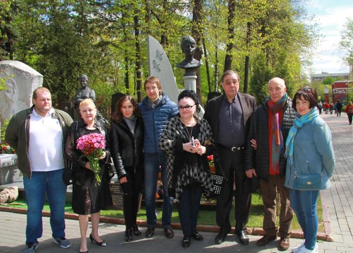 5 лет назад не стало любимой актрисы Татьяны Самойловой. Сегодня на ее могиле красуется нежный памятник из бронзы, который ставили всем миром