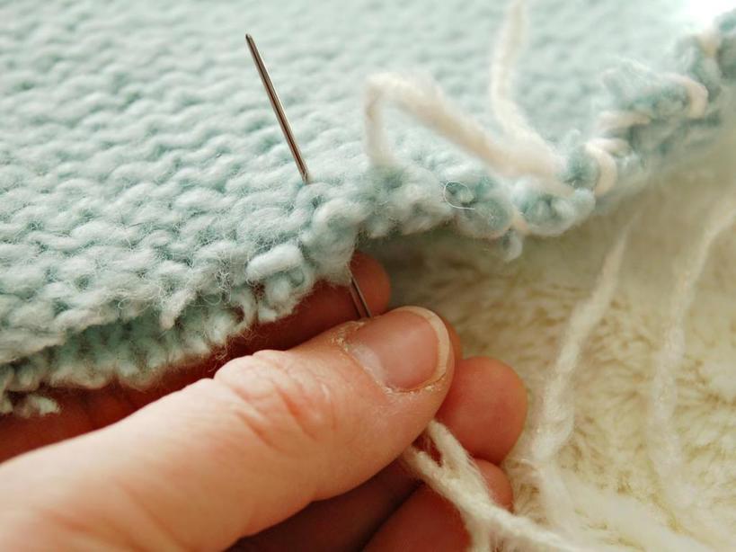 Как сделать носки для новогодних подарков из обычного старого свитера: их даже не придется вязать