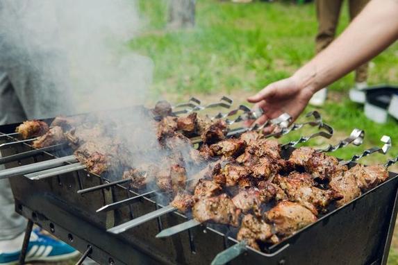 Свинину - в минералке, курицу - в кефире. 5 вкусных и интересных рецептов шашлычного маринада для разного мяса