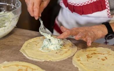 Бабушка начинила свои блинчики и залила томатно-мясным соусом: получилась необычная запеканка (рецепт)