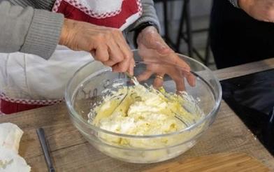 Бабушка начинила свои блинчики и залила томатно-мясным соусом: получилась необычная запеканка (рецепт)