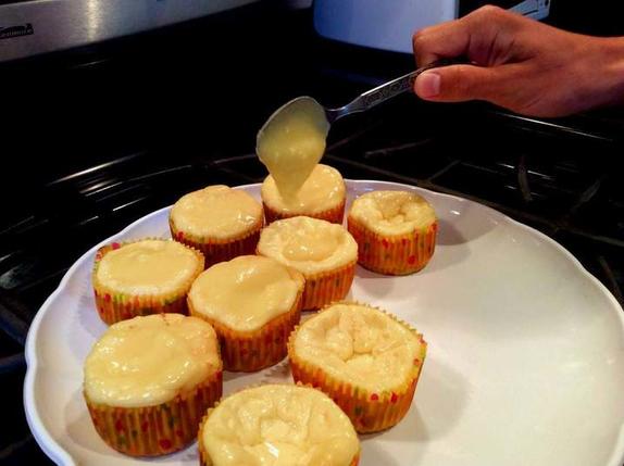 Чизкейк-кексы с нежным лимонным кремом: лакомство, которое тает во рту