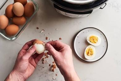 Знакомый повар рассказал, как превратить вареные яйца во вкуснейшее блюдо: нужно просто взять кусочек сливочного масла