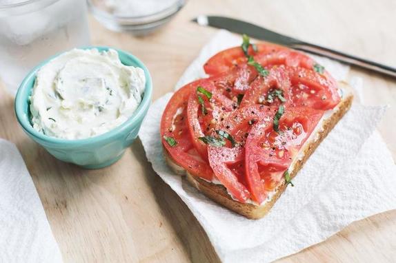 Мой любимый вкусный летний тост на завтрак: я готовлю его с кремовым сыром, чесноком, базиликом и свежими помидорами