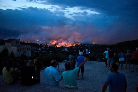 Пожары бушуют в Греции: фотографии, которые показывают весь масштаб бедствия