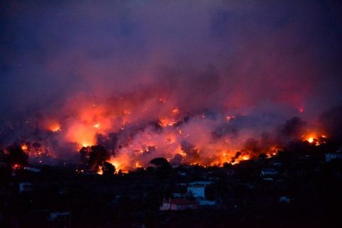 Пожары бушуют в Греции: фотографии, которые показывают весь масштаб бедствия